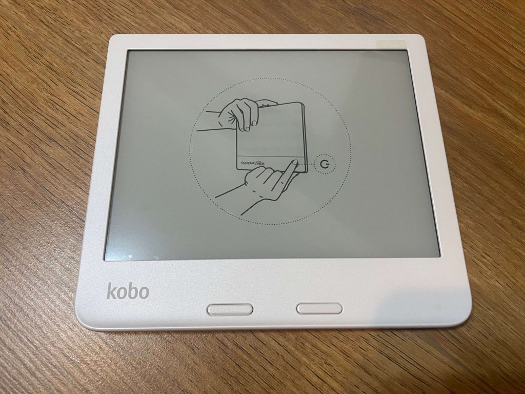 ▲ 樂天Kobo Libra 2 電子書，螢幕上有透明膜，撕開後按下後方開機鈕即可開機。白色的機體實體很美～